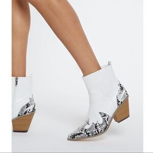 ✨HP✨Stacked Heel Western Booties✨